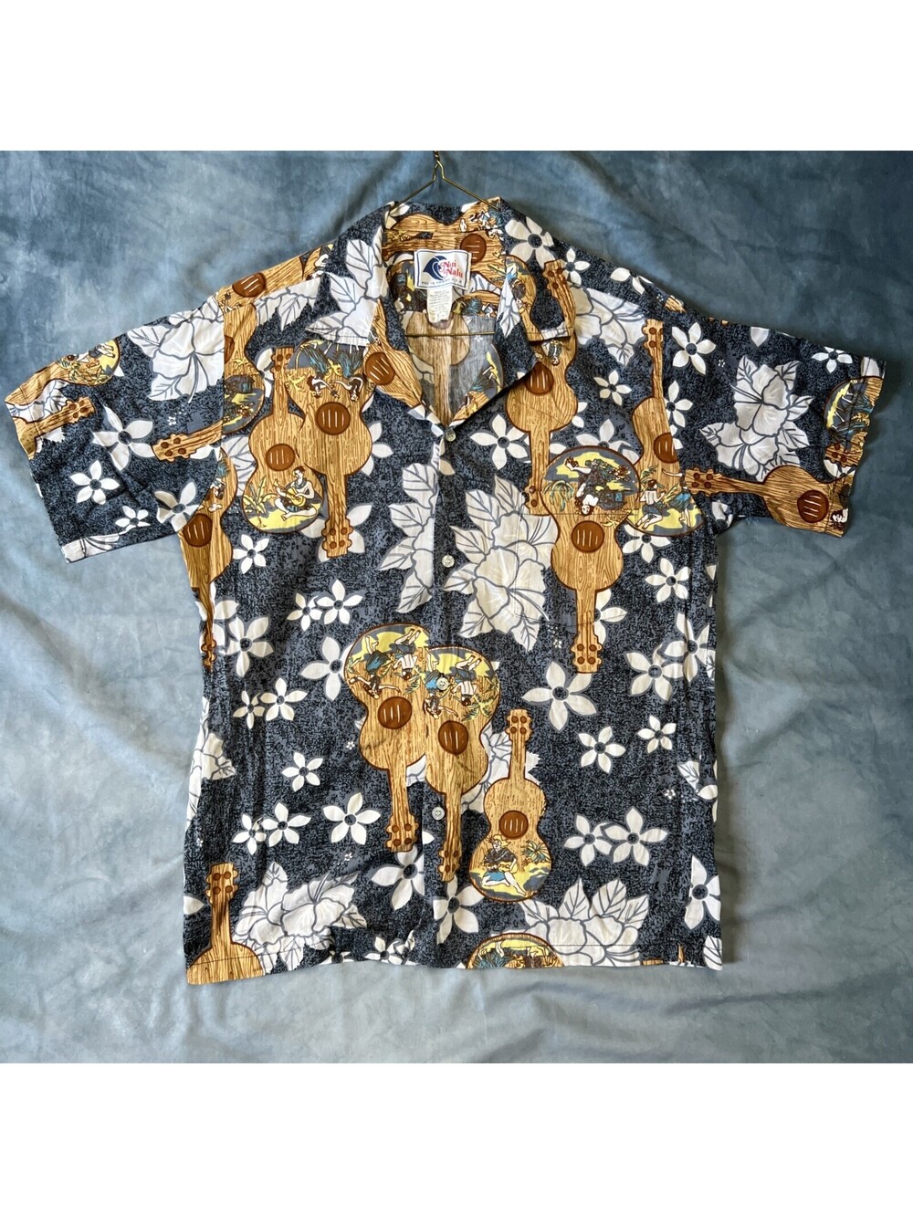 Nui Nalu Hawaiian shirt W/ Ukulele And Floral Design Size M - 1211-2G